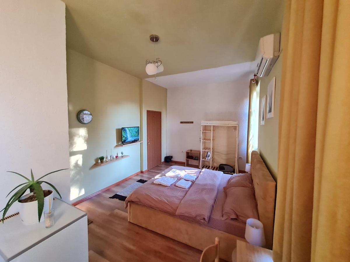 Ex-Block District Charming Studio Apartment With Treeish Sorrounding View! Tirana Exterior photo